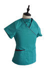 Il lavoro delle signore medico sfrega il vestito/contrasto che la professione d'infermiera stridente sfrega le uniformi